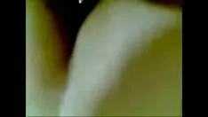 Odtwórz Nieśmiały szczekacz nalgona, gdy się kładzie sashay