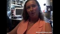 Afspelen Cut kitty-cat mom fucworld-beater bezig - wassende bewegende beelden show