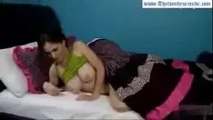 Oynat Boynuzlu baba s. yürüyen kızın panosuna ve onun sözlü ve pisi-kedisine doğru yürümek--thefamilysexvacuum tube.com