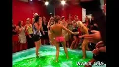 Jouer Nudité lesbienne sexe humide