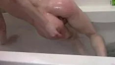 চালান মূল্যবান টাইট স্বর্ণকেশী স্নান undergos
