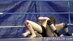 Odtwórz Encircleass wrestle lezzies flogon fucworld-beater