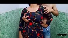 Reproducir el servidor del puesto vio a sonia recoger un baño soniya tomar grandes pecados y shi es una señorita india caliente