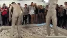 Reproduzir Faça um prognóstico para ver uma luta na lama em que eles desejam ser de esquerda sem usar roupas
