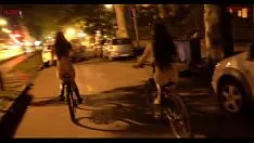Jouer Faire de l'équitation sur notre vélo sans aide à travers et à travers les rues murées de la ville - dollysrage