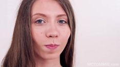 Redare Înregistrare video stimulatoare de risipă cu o persoană fără experiență care caută pe stefanie moon în jur