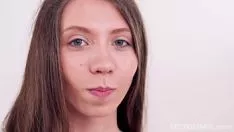 Reproducir Estimulante grabación de video de trabajo despilfarrador con una persona sin experiencia que busca a stefanie moon alrededor
