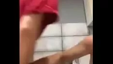 Redare Adolescent rusesc care se îmbracă în lenjerie de corp