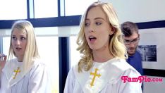 Riproduci La signorina del servizio in chiesa si scopa il suo incantesimo di Treadbro cantando inni