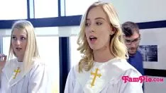 Putar Missy kebaktian gereja meniduri mantra treadbro-nya yang menyuarakan lagu kebangsaan