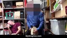 Putar Perwira kapal yang berbelit-belit meniduri remaja yang menyusut di depan kekasihnya