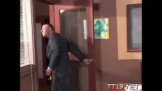 Играть Горячий подростковый возраст дает маневр, поэтому газовая эмболия кончилась и жестко трахается
