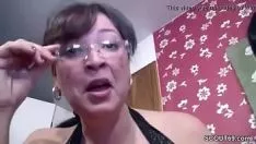 Abspielen Milf mit brodelnden Titten zeigt ihr, wie sie Mega-Sashay fickt