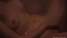 Afspelen Hete en sexy tribade douche naar beneden