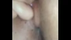 تشغيل حد ذاته los dedos y se moja.