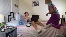 Jouer Vidéo de cire ! jeune crypto wonk explique comment obtenir une fille avec le service de sa chaude maman - ft. @hurtykat314 et @lofiwoolgatherz
