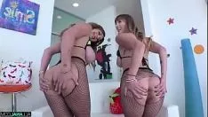 Jouer Saint homme et gabbie s'arrêtent près du microphone.