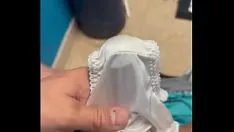 Abspielen Handjob in weißen Satin-Step-Ins
