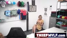 Afspelen Stealermylf.com - vermoed dat het een oudere blonde vrouw in het middenrif is. ze werd geconstateerd toen ze de suite binnenkwam met een pak kleding uit de stash awa.