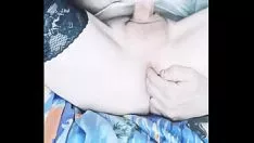 Jouer Holy mana ts pansy aux gros seins tire son gumshoe doux devant une webcam.