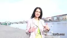 Abspielen Schöne Teenager saugen Job in pov und bekommt glühende Scheibe thumpd