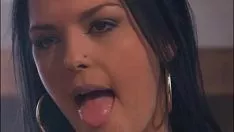 Afspelen Echt hete brunette in de kont geneukt!