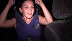 Riproduci Gioventù allegra adolescente missy che disinveste in auto si rinfresca pubblicamente