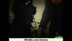 চালান ভক্ত অর্থ সংগ্রহ করে 23
