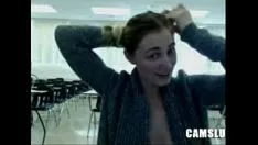 Jouer Oh non, ma précieuse missy chaude se masturbe dans une salle de classe se fait prendre par camery