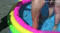 Riproduci Calda donna delle tette sborrate domestiche