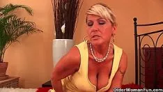 Reproducir Renata con su h. grandes tetas se masturban con un consolador en su coño de pelo liso