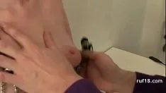 Reproduzir Adolescente com bumbum bonito leva uma pancada bem forte na bunda