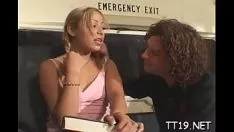 Riproduci Istruttrice dai grossi seni si fa scopare insieme il suo gattino hawt e il suo culo veloce