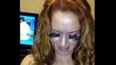 تشغيل Slattern مع رموش كبيرة تمتص الإضافية