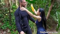 再生 石炭遊び偽はサシェイを飢えさせる驚くほどおもちゃのアジアの青年です