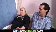 Oynat 70 yo büyükanne eşi tekrar manevra yapmak ve böylece becerdin