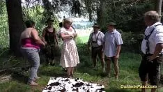Reproduzir Saias gordas alemãs altas espalhadas pela natureza
