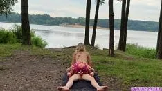 Reproducir Rubia desnuda cabalgando duro al aire libre en público con corrida en las tetas
