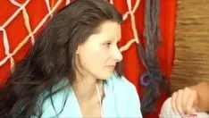 Jouer Salope hautement baisable s'excite pendant un massage à l'huile alors prend la bite du masseur pour ses besoins sexuels