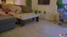 再生 継母は継息子のペニスをしゃぶり、夫の後ろでお尻を犯されます。浮気妻