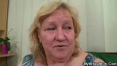 Odtwórz Teściowa z dużym brzuchem sprawia mu przyjemność na urodziny