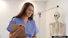 Jouer Eraofporn.com - un mec baise une infirmière devant sa belle-mère