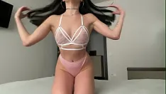 Reproduzir Corpo sexy envolto em lingerie branca