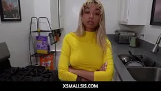 Redare Xsmallsis - superfanul kpop, gia dibella, dansează cu sânii pe niște muzică kpop când fratele ei vitreg, chad, intră în ea