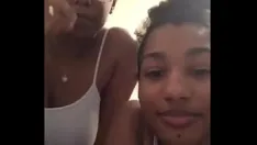 Afspelen Ebony vrienden laten hun grote tieten live zien