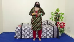 Riproduci La formosa MILF pakistana si diverte con un vibratore e le dita