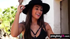 Jouer Striptease en plein air avec la petite Latina Katherinne Sofia et ses seins et sa chatte parfaits