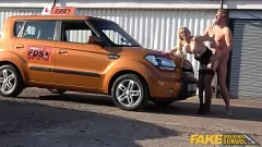 Jouer Le mari d'Amber Jayne jouit sur son visage dans la voiture