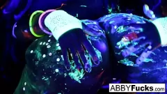 Abspielen Nass und wild: Abigail Mac und Ava Addams in einer heißen lesbischen Begegnung in einer regnerischen Nacht