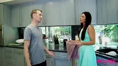 Riproduci La MILF mora India Summer non manca mai di offrire una calda sessione di scopata hardcore
